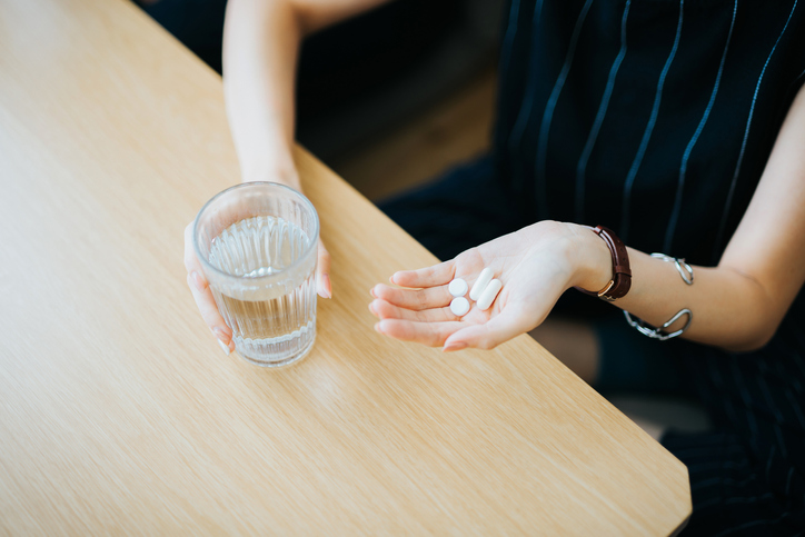 薬を飲む